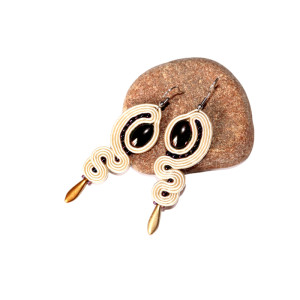 Beżowe Kolczyki Sutasz Beige Fantasy | Klasyczna Elegancja | Stal Chirurgiczna