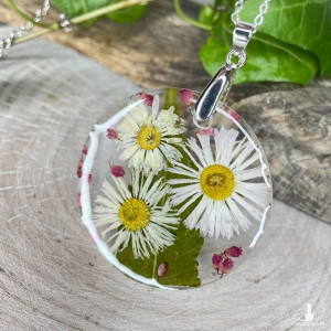 Wisiorek z prawdziwymi kwiatami z2022