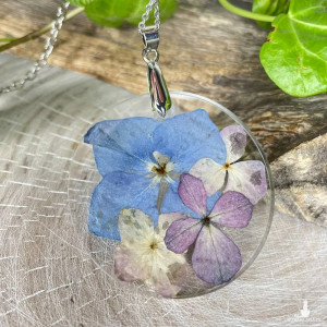 Wisiorek z prawdziwymi kwiatami z2025