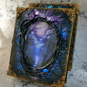 Drewniana szkatułka z szybką