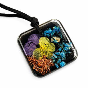 Orgonit wisiorek kwadrat – amulet z apatytu i fiołka handmade