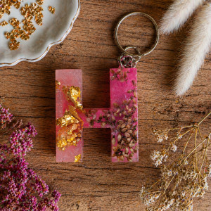 Brelok literka H ŕóżowa z kwiatami i kryształkami