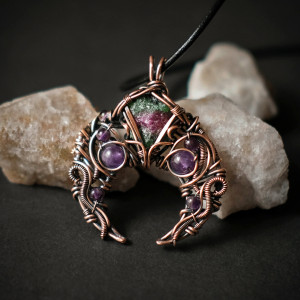 Wisior miedziany księżyc lunula rubin w zoisycie i ametyst wire wrapping