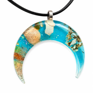 Lunula orgonit morska – wisiorek z bursztynem i muszlami handmade