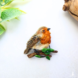 Broszka rudzik na gałązce