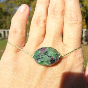 Bransoletka regulowana na nici jedwabnej Zoisyt z rubinem Anyolit