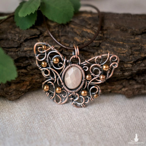Wisiorek miedziany motyl kamień słoneczny brzoskwiniowy wire wrapping
