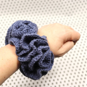 Joana big scrunchie gumka frotka do włosów robiona szydełkiem