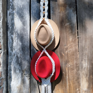 Stylowy wieszak na kapelusze – makrama handmade