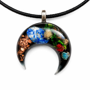 Czarna lunula orgonit – sodalit, kryształ górski i miedź | amulet handmade