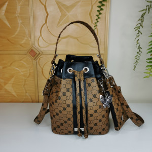 Torebka worek bucket bag na ramię kolor karmelowy z zawieszką