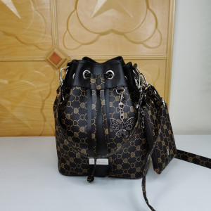 Torebka worek bucket bag na ramię kolor wenge z zawieszką