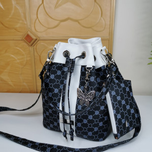 Torebka worek bucket bag na ramię kolor antracyt z zawieszką