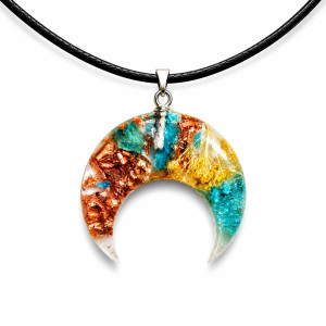 Biała lunula orgonit – apatyt, kryształ górski i miedź | amulet handmade