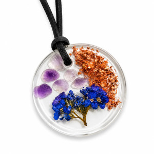 Wisiorek orgonit z kwiatami – ametyst, kryształ górski i niezapominajki, amulet handmade