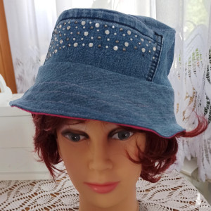 Lekki kapelusik bucket hat jeansowo-bawełniany  z ozdobną kieszonką dla nastolatki na trzy pory roku