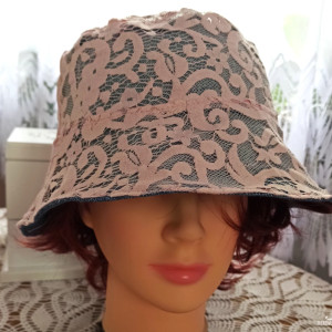 Kapelusik bucket hat jeansowo-koronkowy dwustronny na trzy pory roku