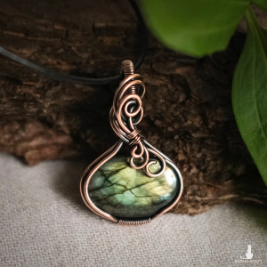 Wisiorek miedziany z labradorytem wire wrapping