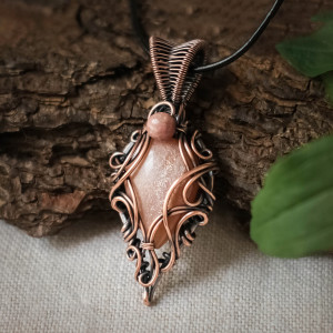 Wisiorek miedziany z kamieniem księżycowym brzoskwiniowym wire wrapping