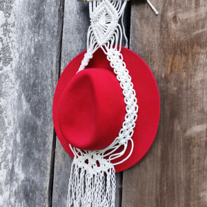 Piękny i niepowtarzalny wieszak na kapelusz – makrama handmade