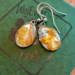 Kolczyki ze słonecznikiem w żywicy – biżuteria handmade ze stali nierdzewnej