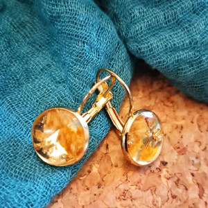 Kolczyki ze słonecznikiem w żywicy – pozłacana biżuteria handmade inspirowana naturą