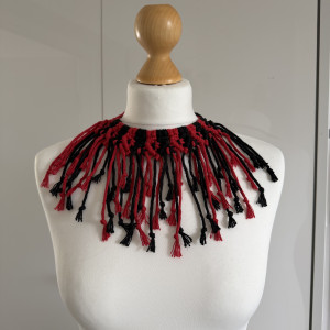Naszyjnik makramowy handmade czerwono-czarny kołnierz