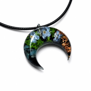 Mały wisiorek lunula orgonit z apatytem i niezapominajkami – słowiański wisior handmade