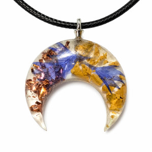 Mała lunula orgonit z chabrami i żółtym jaspisem – słowiański wisior handmade