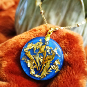 Naszyjnik Handmade z Prawdziwym Słonecznikiem – Pozłacana Stal Nierdzewna i Intensywnie Niebieska Żywica Resin Pro
