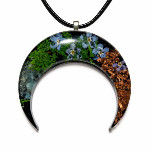 Leśna Lunula Orgonit z Apatytem, Kryształem Górskim i Niezapominajkami – Słowiański Wisior Handmade