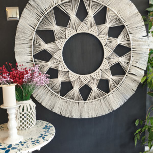 Słoneczna Harmonia” – ręcznie wypleciona mandala boho o średnicy 90 cm