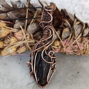Wisiorek miedziany Czarny Turmalin Naszyjnik Wire Wrapping z kamieniem naturalnym