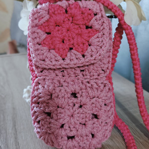 Urocze etui w odcieniach różu.