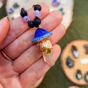 naszyjnik grzybka z kryształem górskim, Magiczny amulet na szczęście, idealny na prezent