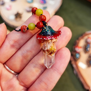 naszyjnik grzybka z kryształem górskim, Magiczny amulet na szczęście, idealny na prezent