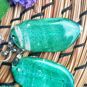 Długie kolczyki handmade z glinki polimerowej – zielone listki szałwii