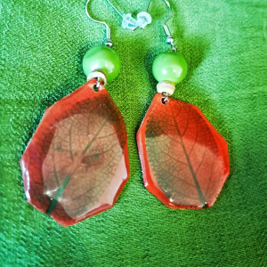 Długie kolczyki handmade z glinki polimerowej – zielone liście szałwii | Resin Pro | Stal nierdzewna | Styl boho