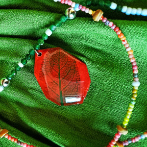 Naszyjnik boho handmade z liściem szałwii | Glinka polimerowa, Resin Pro i naturalny zielony lazuryt | Biżuteria inspirowana naturą