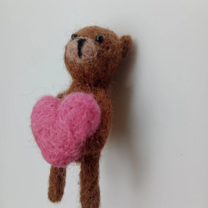 Broszka przypinka miś 🐻 z serduszkiem 💓