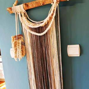 Makrama ombre handmade na naturalnej gałęzi z Morza Bałtyckiego – dekoracja ścienna w stylu boho