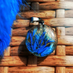 Transparentny wisiorek handmade z prawdziwym chabrem | Biżuteria z żywicy Resin Pro | Idealny na lato