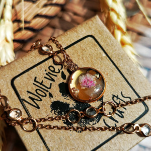 Delikatny naszyjnik z prawdziwą gipsówką w żywicy Resin Pro | Pozłacana stal nierdzewna | Biżuteria handmade