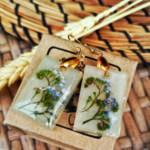 Kolczyki handmade z niezapominajkami | Pozłacana stal nierdzewna | Żywica Resin Pro | Elegancka biżuteria z prawdziwymi kwiatami