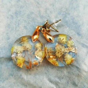 Kolczyki handmade z prawdziwą gipsówką | Pozłacana stal nierdzewna | Żywica Resin Pro | Elegancka biżuteria z kwiatami