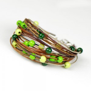 Sznurkowa bransoletka z drewnianymi koralami c581