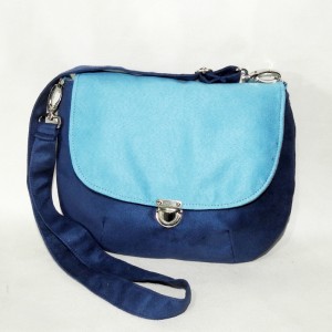 Niebieska listonoszka w stylu retro / vintage