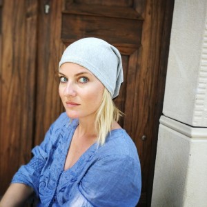 czapka damska szara dzianina tył czarny