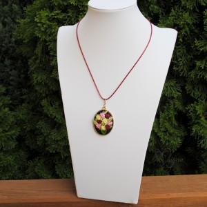 Naszyjnik ręcznie haftowany- Gerbery