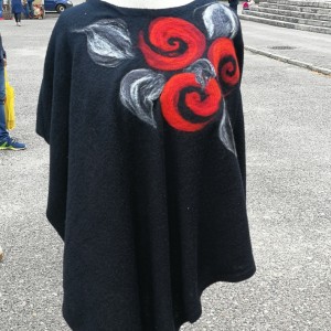 poncho czarne wełniane z wełną merynosów